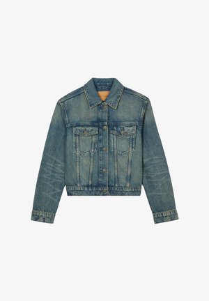 Blaue Jeansjacke mit Knopfleiste, zwei aufgesetzten Brusttaschen mit Klappen, langen Ärmeln und klassischem Kragen, mit ausgewaschenen und abgenutzten Details.