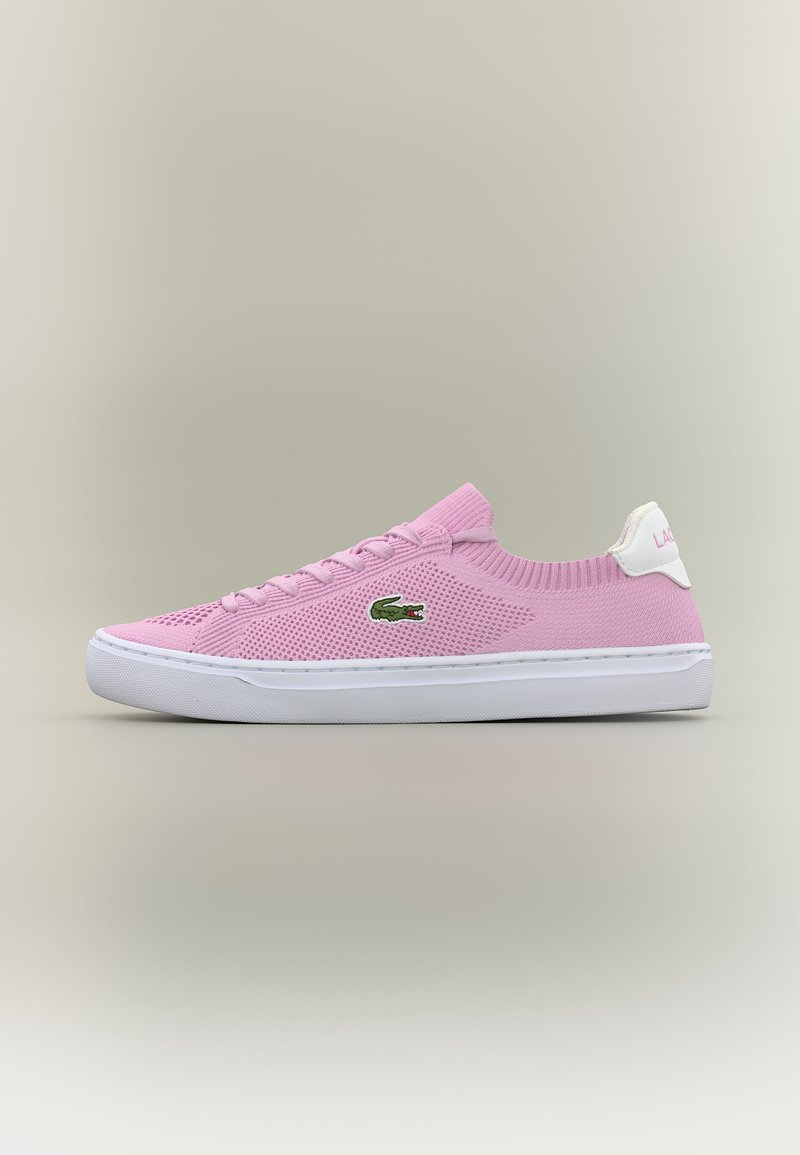 Rosa gestrickter Sneaker in niedriger Ausführung mit weißer Sohle, Schnürdesign und grünem Krokodil-Logo an der Seite.