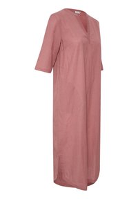 Luftiges, knielanges Kleid aus zart rosa Stoff. Mit V-Ausschnitt, Dreiviertelärmeln und seitlichen Schlitzern für Bewegungsfreiheit.