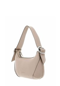 Sac à main en cuir beige clair à la forme arrondie, avec des bords contrastés foncés et une large bandoulière réglable dotée d'une boucle en métal.