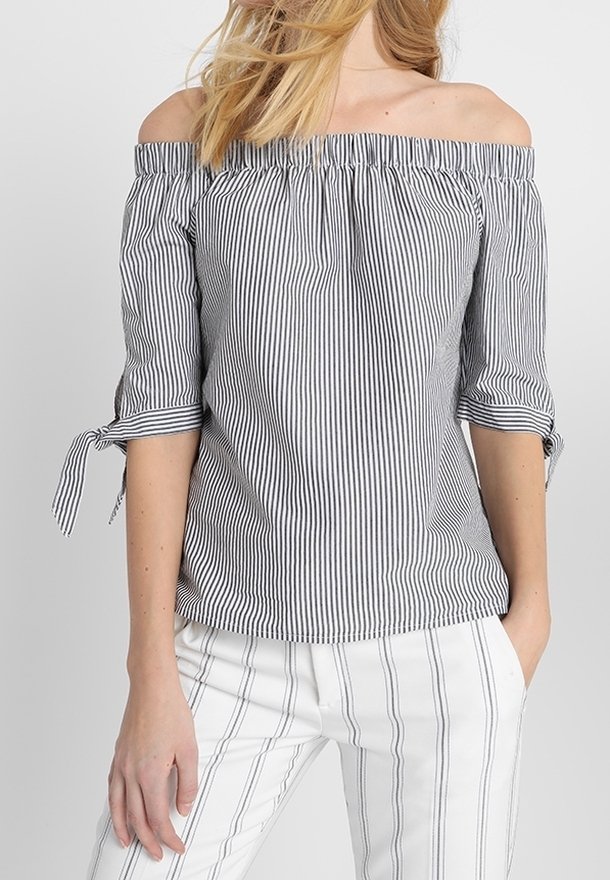 Off-the-shoulder topp i svart och vit vertikal rand. Har vida ärmar med knyt detaljer och en samlad halsringning. Mjuk, lättvikts tyg.