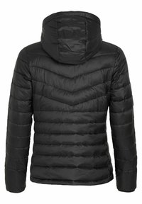 Zwarte gewatteerde jas met capuchon en een quiltpatroon, met horizontale en chevron-stiksel. Gladde textuur en lichtgewicht materiaal.
