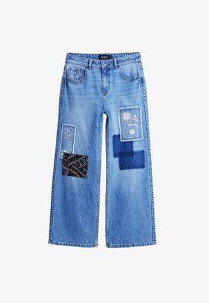 Jeans de pierna ancha de un azul claro que presentan múltiples parches de tela en diferentes patrones y texturas, incluidos diseños florales y geométricos.