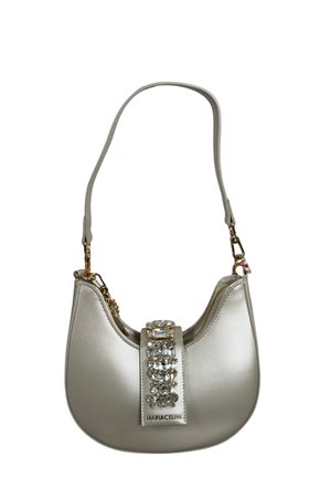 Piccola borsa a mano argento con tracolla corta, fermaglio centrale gioiello e chiusura con cerniera, con marchio "MARIACELINE" sulla parte frontale.