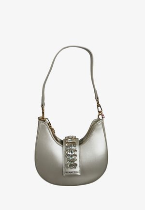 Piccola borsa a mano argento con tracolla corta, fermaglio centrale gioiello e chiusura con cerniera, con marchio "MARIACELINE" sulla parte frontale.