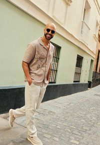 Next TEXTURED SHORT SLEEVE - Majica - neutral palm tree embroidery