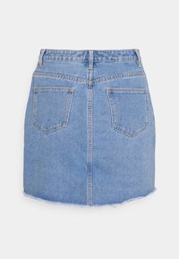 Jeanskjol i ljusblått. Har fem fickor, rå kant och en figurnära midja. Tillverkad av bomull med en mjuk, strukturerad yta.