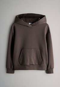 Donkerbruine pullover hoodie met een voorzak in kangoeroestijl en geribde manchetten, getoond tegen een effen lichtgrijze achtergrond.
