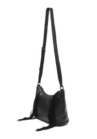 Crna kožna torba preko ramena s podesivim remenom i ukrasnim resama sa prednjih strana, prikazana pod kutom na bijeloj pozadini.