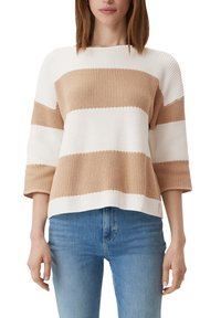 Sweter z dzianiny w szerokie beżowe i białe paski, z okrągłym dekoltem, rękawami do łokcia oraz luźnym krojem. Wykonany z miękkiego, strukturalnego materiału.