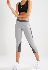 Nike Performance Pantaloncini 3/4 - grey