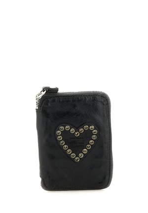 Portafoglio in pelle nera con chiusura con cerniera, decorato sulla parte frontale con una forma a cuore fatta di borchie metalliche rotonde.