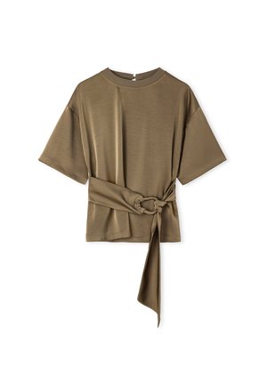 Korte mouwen olijfgroene top met ronde hals en brede zijriem, in een knoop gestrikt in de taille, weergegeven op een witte achtergrond.