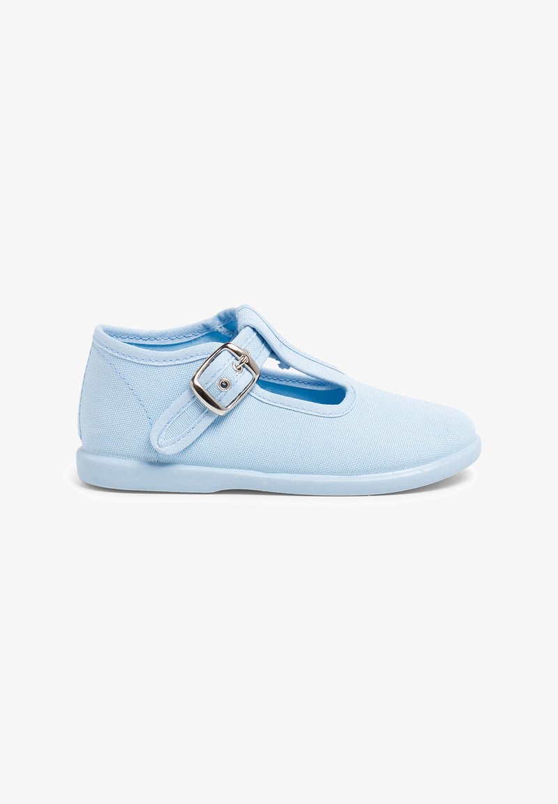 Světle modrá plátěná bota se žabkovým designem a stříbrnou přezkou, kulatou špičkou a plochou gumovou podrážkou. Hladký povrch, minimalistický styl.