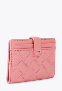 Porte-carte en cuir rose avec un motif en losanges matelassé, bords cousus et fermeture à sangle.