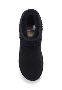 Crne čizme do gležnja s mekanim, teksturiranim rubom. Napravljene od materijala sličnog antilopu, s udobnom podlogom i ravnim đonom.