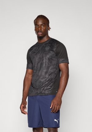 Sort atletisk t-shirt med et tekstureret mønster, korte ærmer og rund halsudskæring, sammen med blå shorts med et logo.