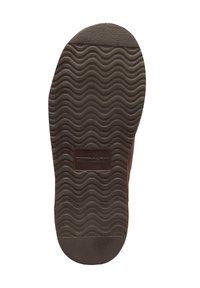 Suola di scarpa in gomma marrone con texture ondulata, caratterizzata da un logo rettangolare al centro. Design robusto adatto a calzature casual.