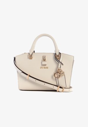 Sac à main en cuir blanc avec quincaillerie dorée, double poignées supérieures, bandoulière amovible et un porte-clés avec le logo de la marque.