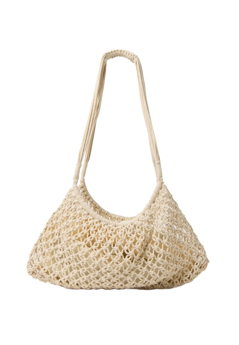 Borsa a tote beige lavorata a maglia con una texture intrecciata, fondo arrotondato e due lunghe maniglie, che mette in mostra un design aperto e arioso.