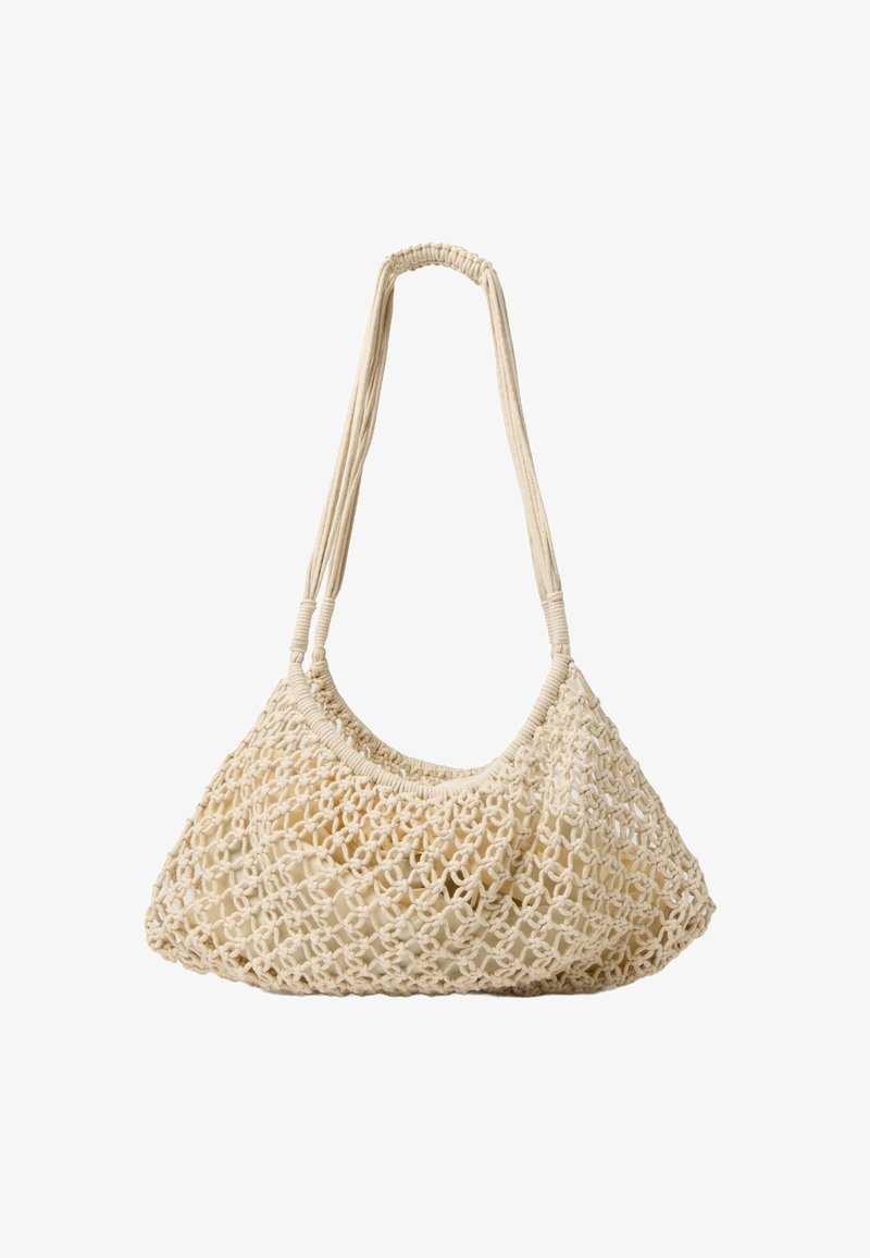 Sac fourre-tout en tricot beige avec une texture tissée, un fond arrondi et deux longues sangles, présentant un design ouvert et aéré.