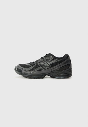 PZ740 UNISEX - Matalavartiset tennarit - black cement