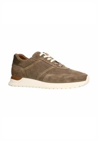 Bruine suede sneaker met mesh details, witte rubberen zool, lichte veters en een textuurpaneel. Kenmerkt een donkere leren accent bij de hak.