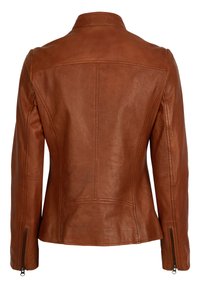 Braune Lederjacke mit figurnahem Design, Stehkragen und dekorativer Naht. Verfügt über Reißverschluss-Manschetten und eine glatte Textur.