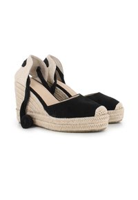 Alpargatas de cuña de ante negro con suela de yute trenzado, puntera redonda y correas beige contrastantes con un acabado texturizado y detalle en espiral.