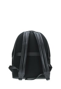 Zaino nero con schienale testurizzato e imbottito e spallacci larghi e regolabili. Il design è semplice, senza loghi o accenti visibili.