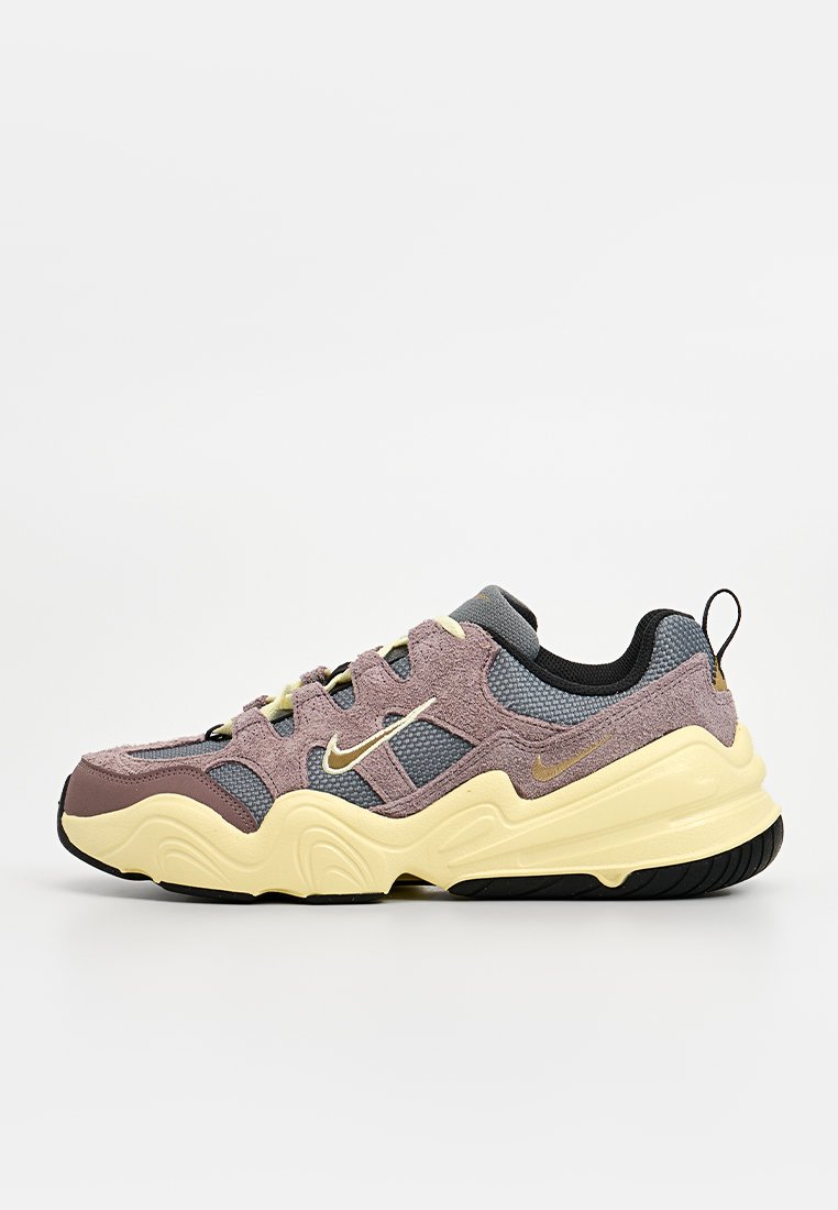 Fioletowe zamszowe sneakersy z siateczką, z szarymi akcentami i żółtą podeszwą środkową. Posiadają czarne detale i małe logo z boku.