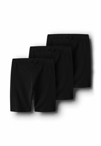 Drie effen zwarte, rekbare shorts tot op de knie, plat gelegd en diagonaal overlappend op een witte achtergrond.