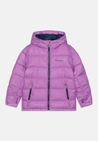 Lila gesteppte Kapuzenjacke mit frontalem Reißverschluss und Reißverschlusstaschen, mit Columbia-Logo auf der Brust.