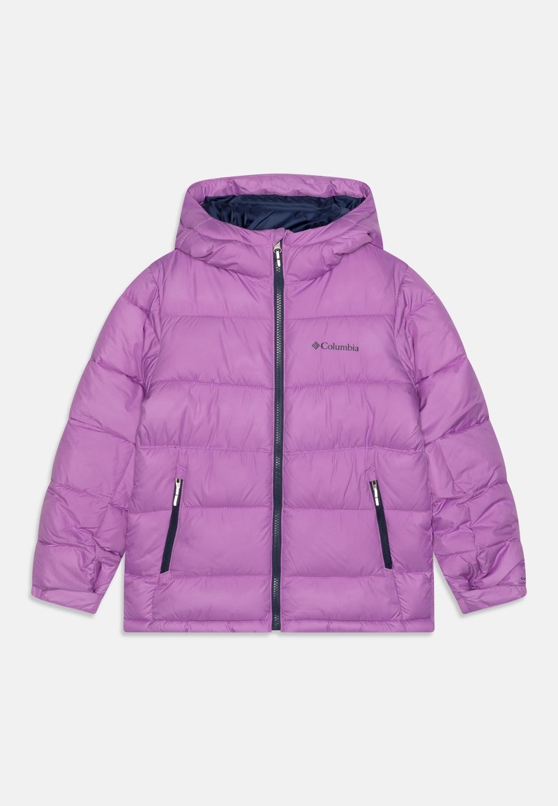 Lila gesteppte Kapuzenjacke mit frontalem Reißverschluss und Reißverschlusstaschen, mit Columbia-Logo auf der Brust.