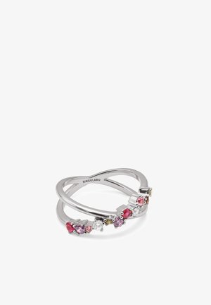 Srebrni prsten s više opsega, ukrašen nizom dragog kamenja u ružičastim, ljubičastim i prozirnim tonovima, s modernim, isprepletenim dizajnom.