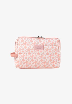 Bolsa de cosméticos acolchada rosa con patrón blanco del logo DKNY, que incluye un cierre de cremallera y una asa lateral para facilitar el transporte. Tela texturizada.