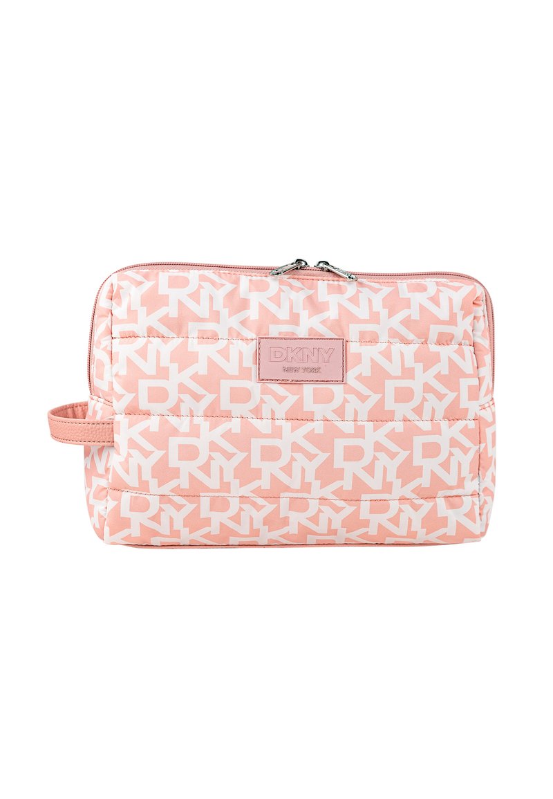 Bolsa de cosméticos acolchada rosa con patrón blanco del logo DKNY, que incluye un cierre de cremallera y una asa lateral para facilitar el transporte. Tela texturizada.