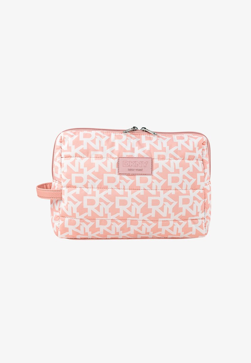Bolsa de cosméticos acolchada rosa con patrón blanco del logo DKNY, que incluye un cierre de cremallera y una asa lateral para facilitar el transporte. Tela texturizada.