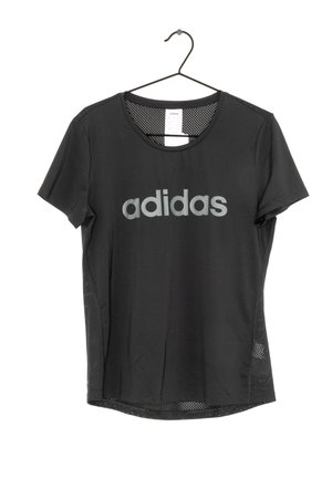 Schwarzes Adidas Sport-T-Shirt mit kurzen Ärmeln, grauem Logo vorne, Mesh-Seitenteilen und sichtbarem Etikett am Hals, an einem schwarzen Bügel hängend.