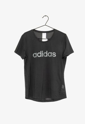Zwarte Adidas sport-T-shirt met korte mouwen, grijs logo op de voorkant, mesh zijpanelen en zichtbare label bij de hals, hangend aan een zwarte kledinghanger.