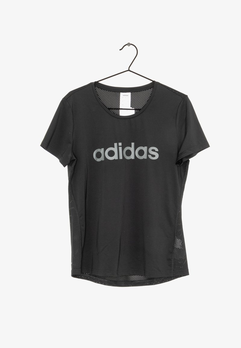 T-shirt de sport Adidas noir à manches courtes avec logo gris sur le devant, panneaux latéraux en mesh et étiquette visible au niveau du col, suspendu à un cintre noir.