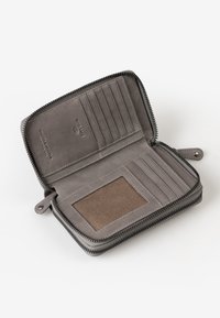 Grijze ritstas met meerdere kaartsleuven en een gaas ID-sleuf. Gemaakt van leer met een gladde textuur en minimale hardwareaccenten.