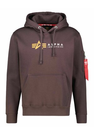 Brun huvtröja med snörning, framficka och en logotyp i guld. Har en röd dragkedjeficka på ärmen för extra detalj.
