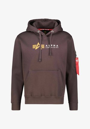 Sudadera marrón con capucha ajustable, bolsillo frontal y un logo en dorado. Cuenta con un bolsillo con cremallera roja en la manga para un detalle adicional.