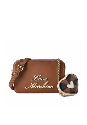Bolso bandolera de cuero marrón con letras doradas "Love Moschino" y monedero en forma de corazón adjunto en negro, marrón y crema.