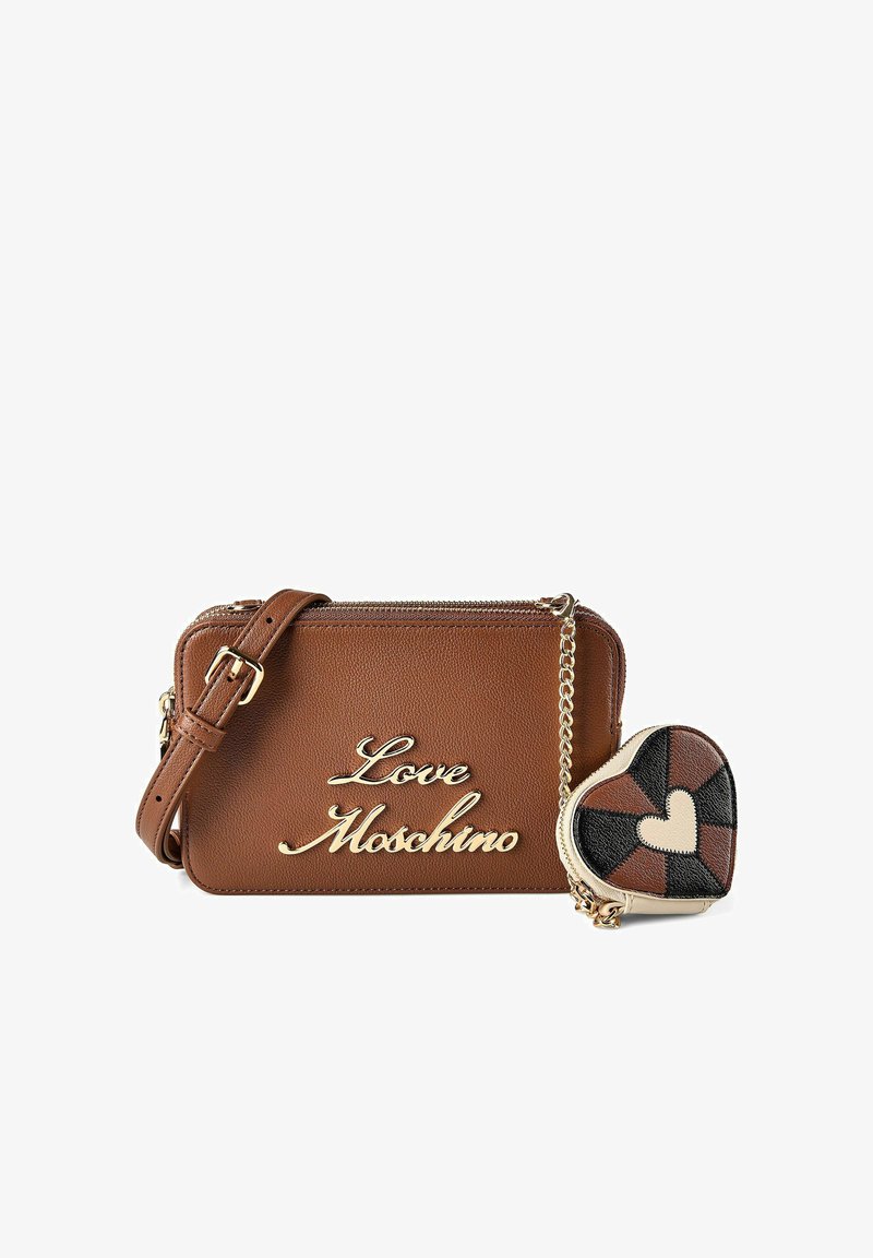 Bolso bandolera de cuero marrón con letras doradas "Love Moschino" y monedero en forma de corazón adjunto en negro, marrón y crema.