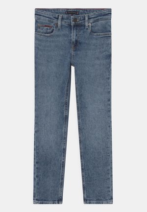 Jean en denim bleu texturé avec une coupe droite, design à cinq poches et fermeture par bouton. Coutures discrètes le long des coutures.