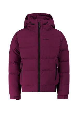 Jong meisje met een roze-beige muts, een paarse winterjas, een broek met luipaardprint, beige wanten en zwarte laarzen, staand voor een effen achtergrond.