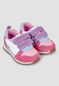 Baskets multicolores avec du daim rose, un tissu violet et bleu clair, des straps en Velcro ajustables et une semelle texturée.