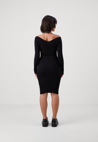 Even&Odd Petite Vabalt langev kleit - black